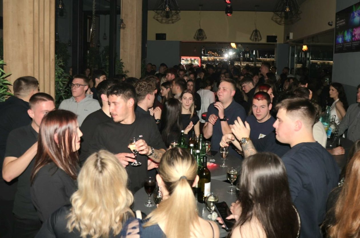 STUDENTSKI PARTY Mladi preplavili gradsku kavanu i napravili vrhunsku atmosferu (27)
