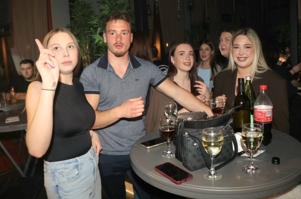 STUDENTSKI PARTY Mladi preplavili gradsku kavanu i napravili vrhunsku atmosferu (3)
