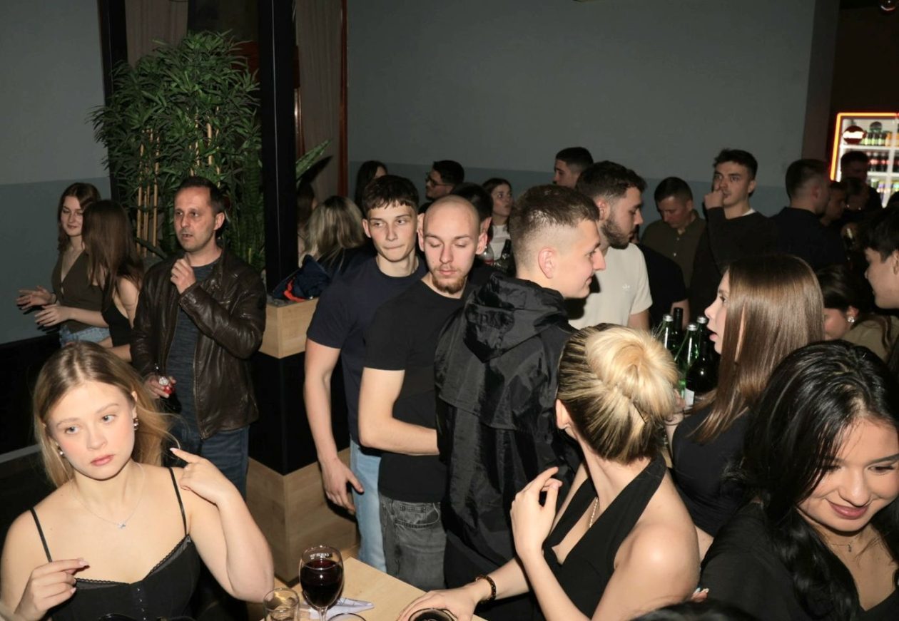 STUDENTSKI PARTY Mladi preplavili gradsku kavanu i napravili vrhunsku atmosferu (35)
