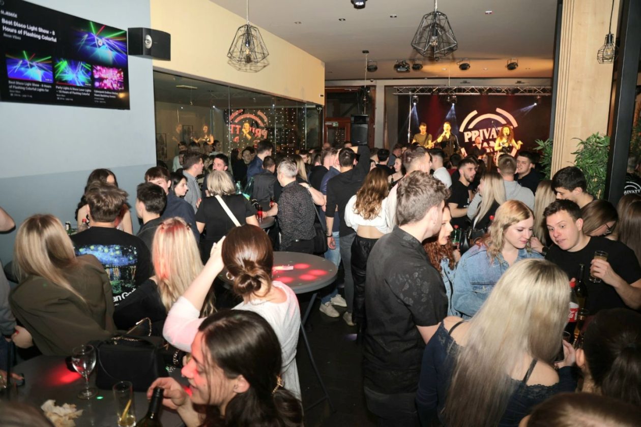 STUDENTSKI PARTY Mladi preplavili gradsku kavanu i napravili vrhunsku atmosferu (36)