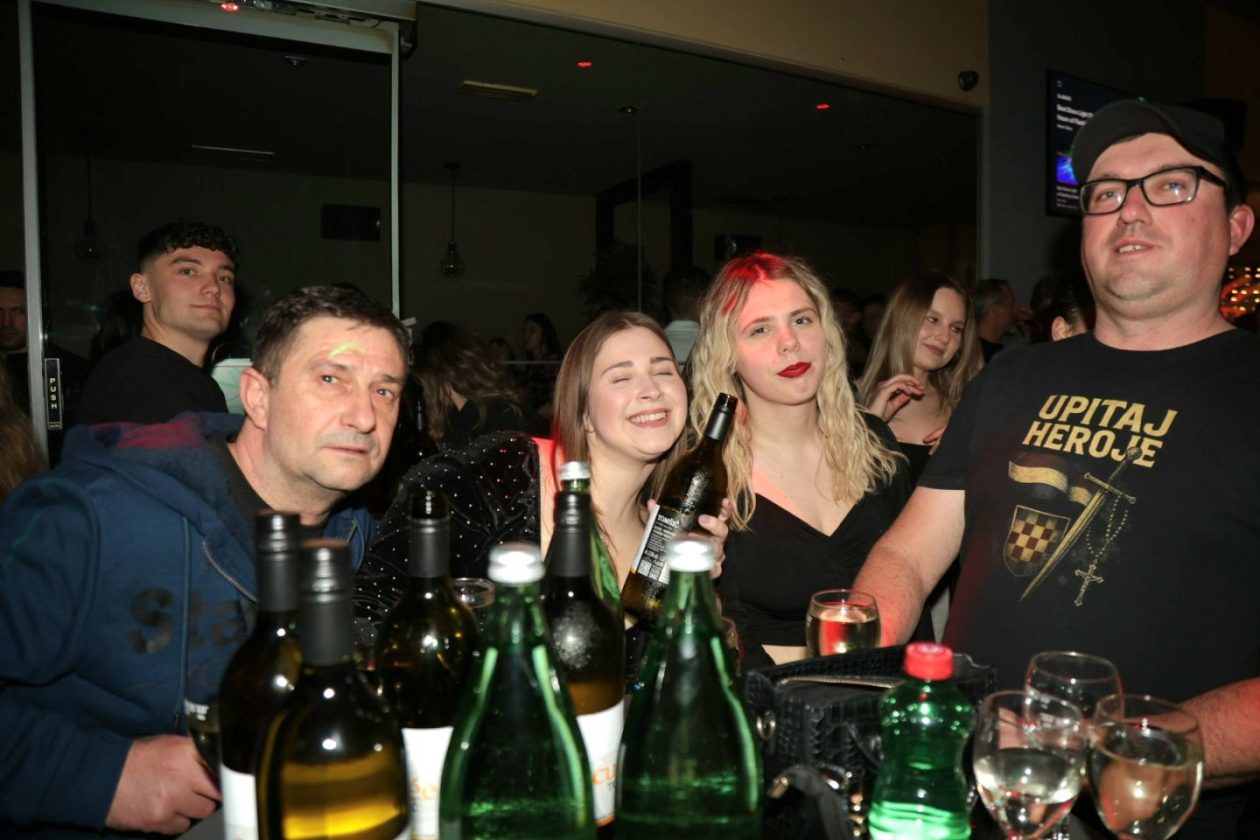 STUDENTSKI PARTY Mladi preplavili gradsku kavanu i napravili vrhunsku atmosferu (37)