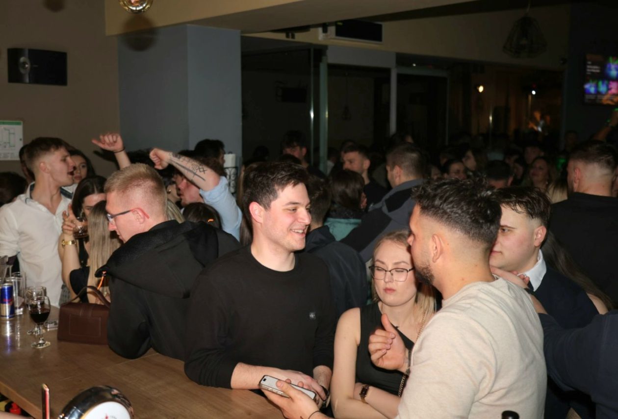 STUDENTSKI PARTY Mladi preplavili gradsku kavanu i napravili vrhunsku atmosferu (40)