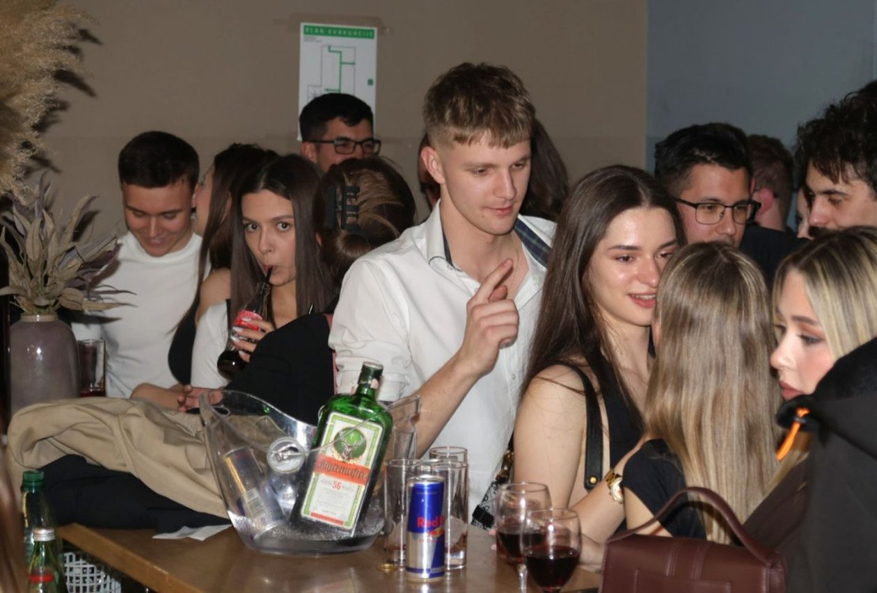 STUDENTSKI PARTY Mladi preplavili gradsku kavanu i napravili vrhunsku atmosferu (41)