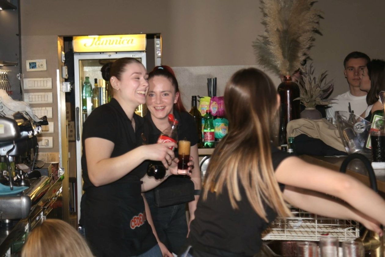 STUDENTSKI PARTY Mladi preplavili gradsku kavanu i napravili vrhunsku atmosferu (42)