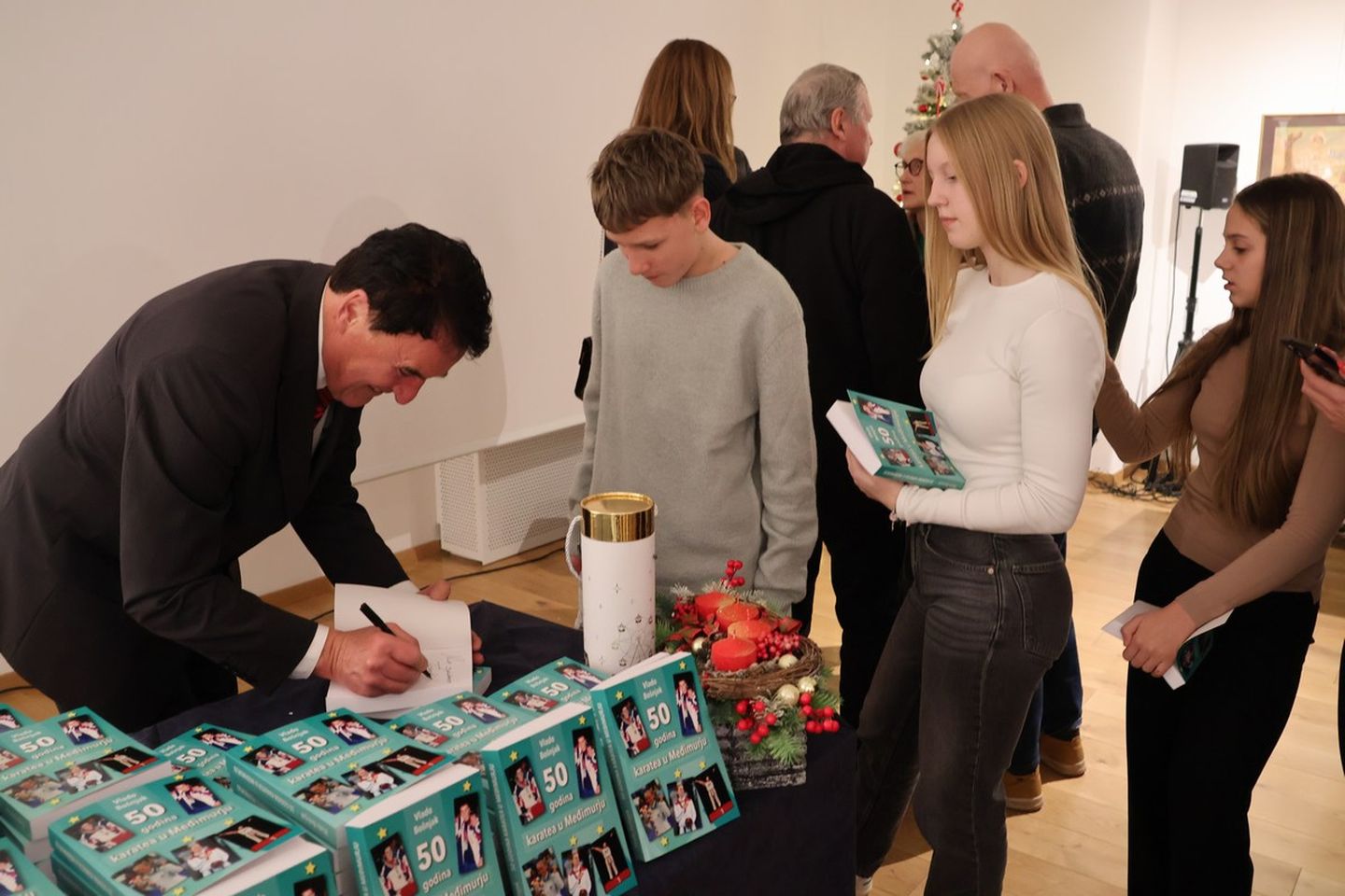 SVEČANA PROMOCIJA Predstavljena knjiga ’50 godina karatea u Međimurju’ Vlade Bošnjaka (22) SVEČANA PROMOCIJA Predstavljena knjiga ’50 godina karatea u Međimurju’ Vlade Bošnjaka (22)