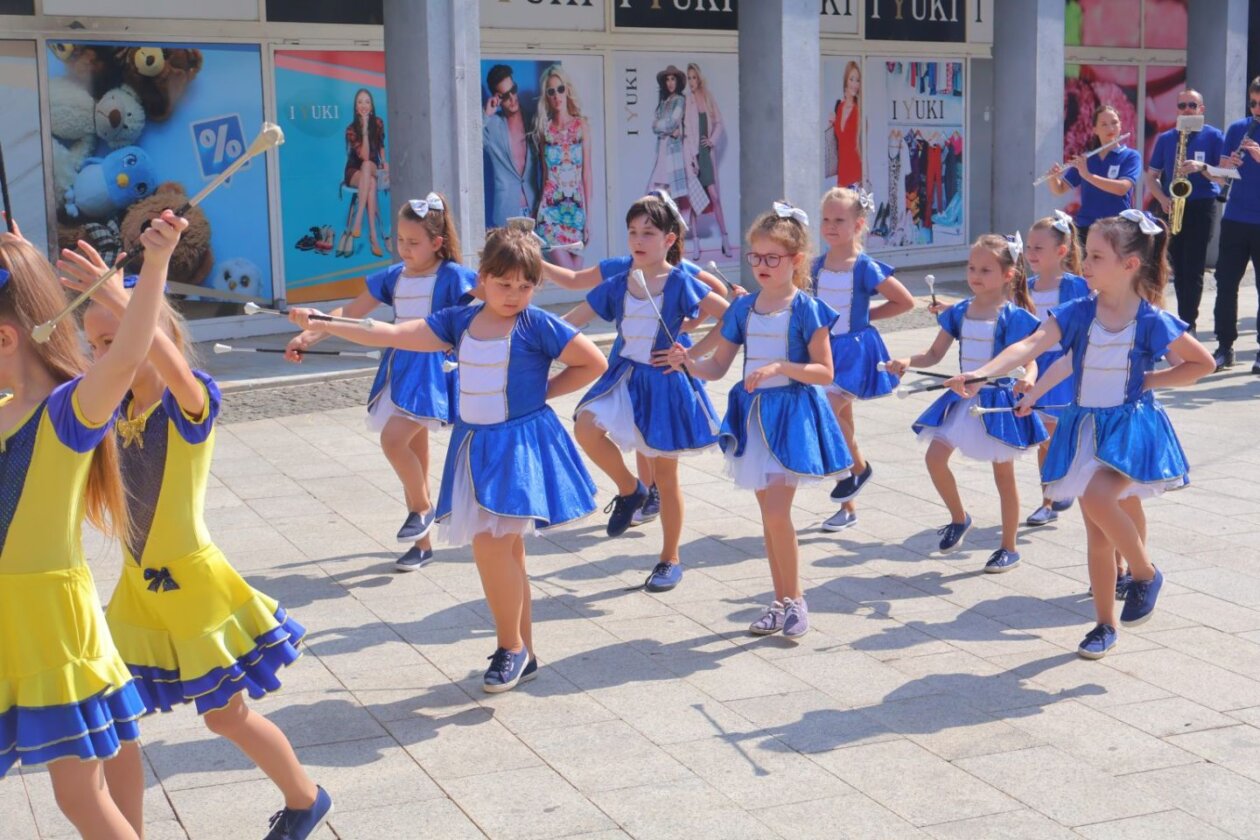 SVEČANI OPROŠTAJ Mali vrtićki maturanti oprostili se mimohodom i dirljivom svečanošću (1)