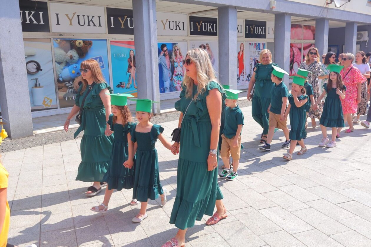 SVEČANI OPROŠTAJ Mali vrtićki maturanti oprostili se mimohodom i dirljivom svečanošću (10)