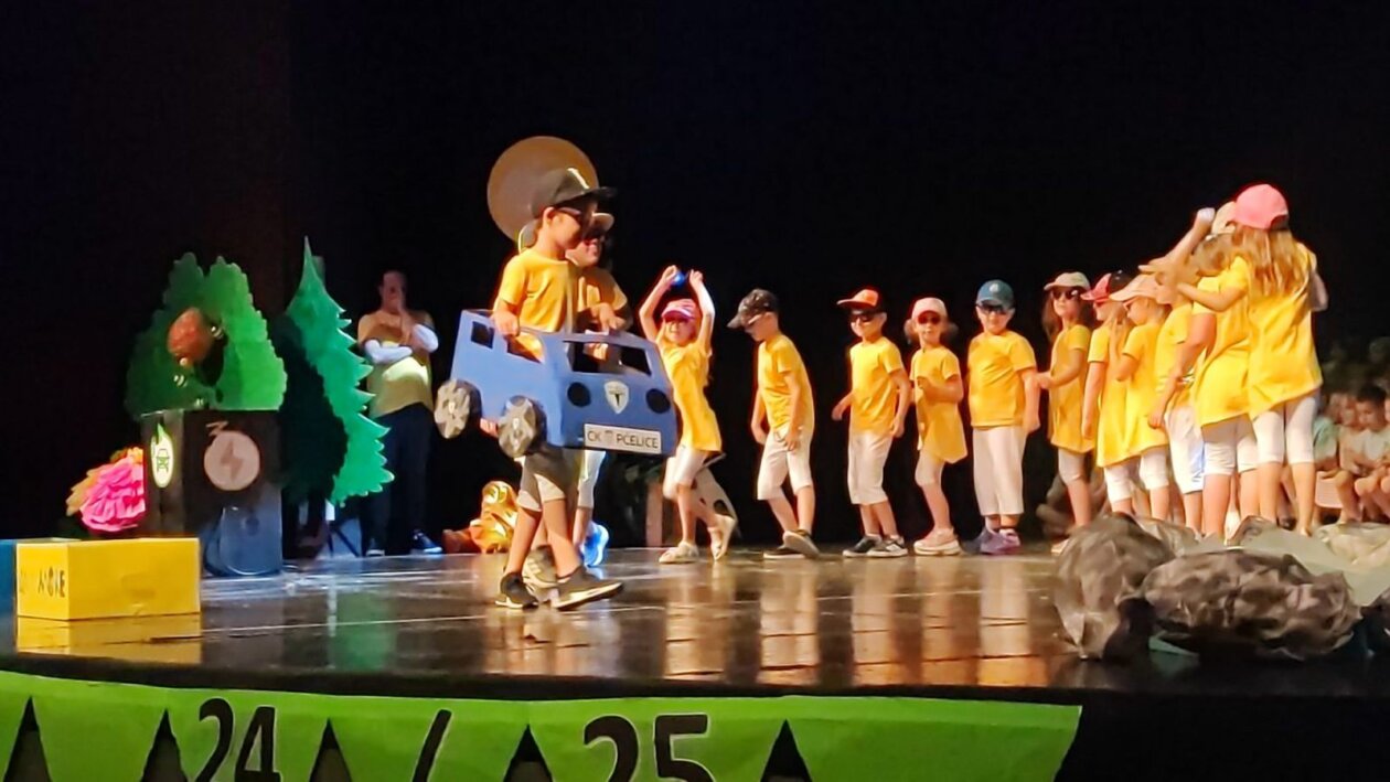 SVEČANI OPROŠTAJ Mali vrtićki maturanti oprostili se mimohodom i dirljivom svečanošću (27)