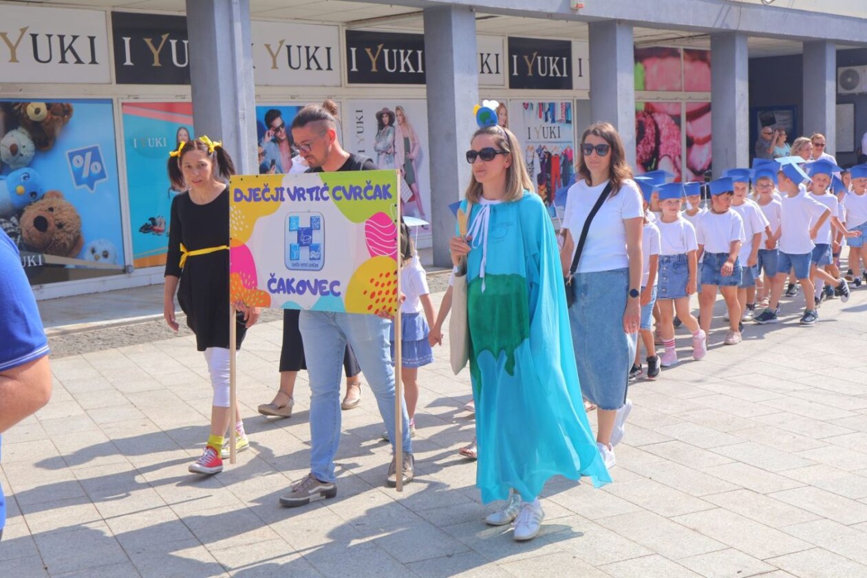 SVEČANI OPROŠTAJ Mali vrtićki maturanti oprostili se mimohodom i dirljivom svečanošću (3)