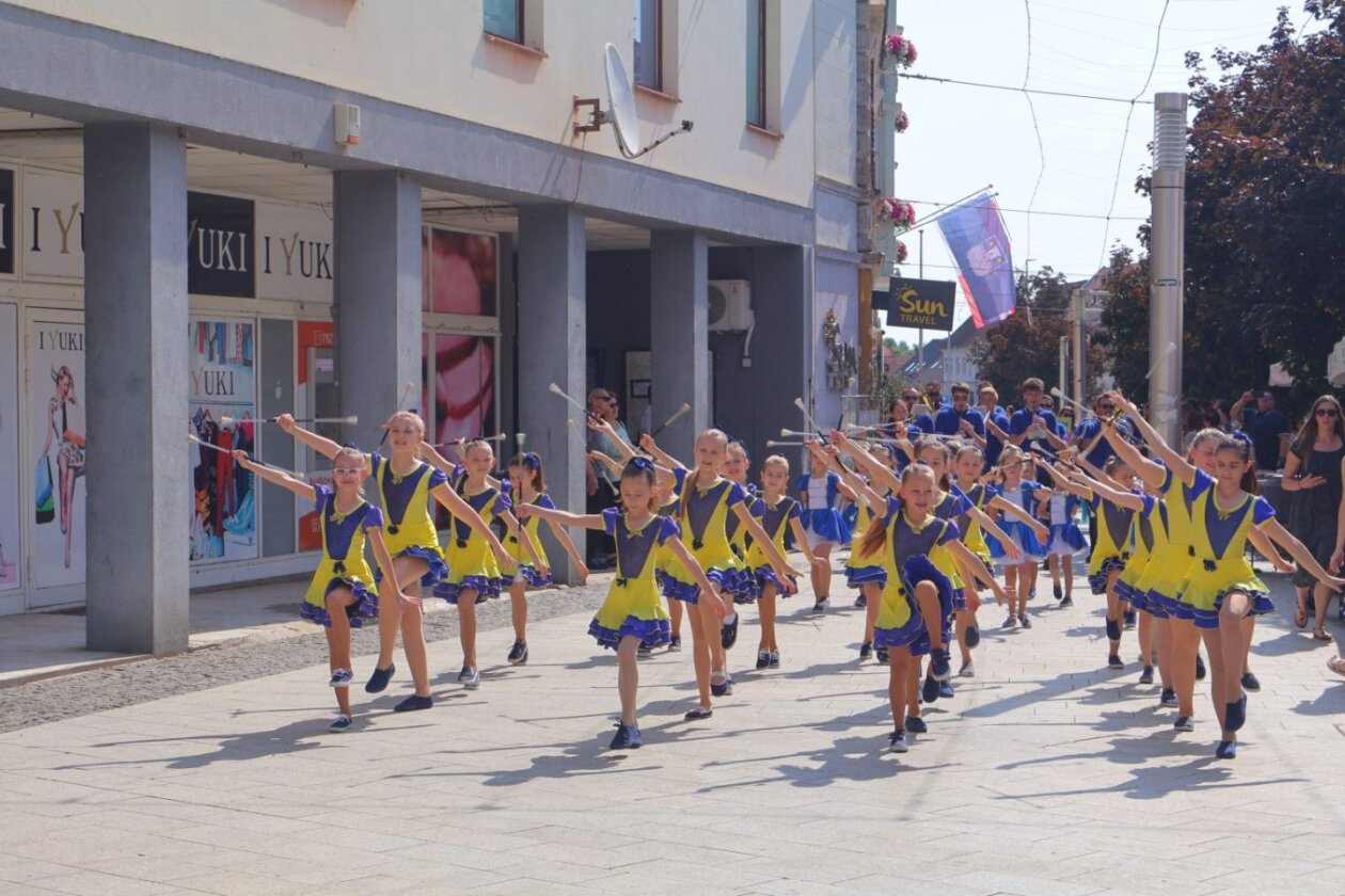 SVEČANI OPROŠTAJ Mali vrtićki maturanti oprostili se mimohodom i dirljivom svečanošću (33)