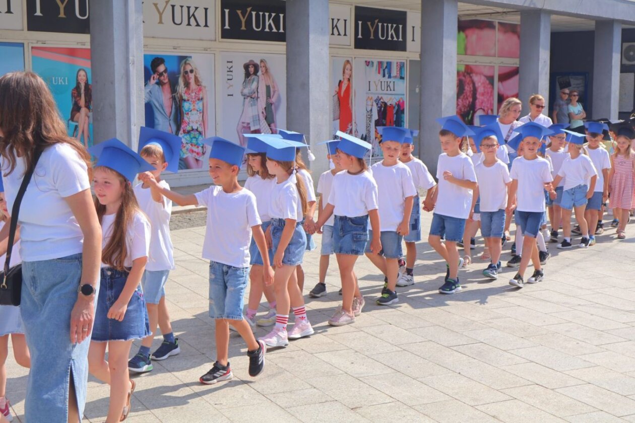 SVEČANI OPROŠTAJ Mali vrtićki maturanti oprostili se mimohodom i dirljivom svečanošću (4)