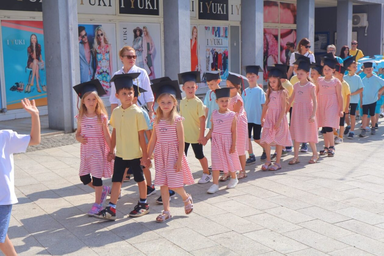 SVEČANI OPROŠTAJ Mali vrtićki maturanti oprostili se mimohodom i dirljivom svečanošću (5)