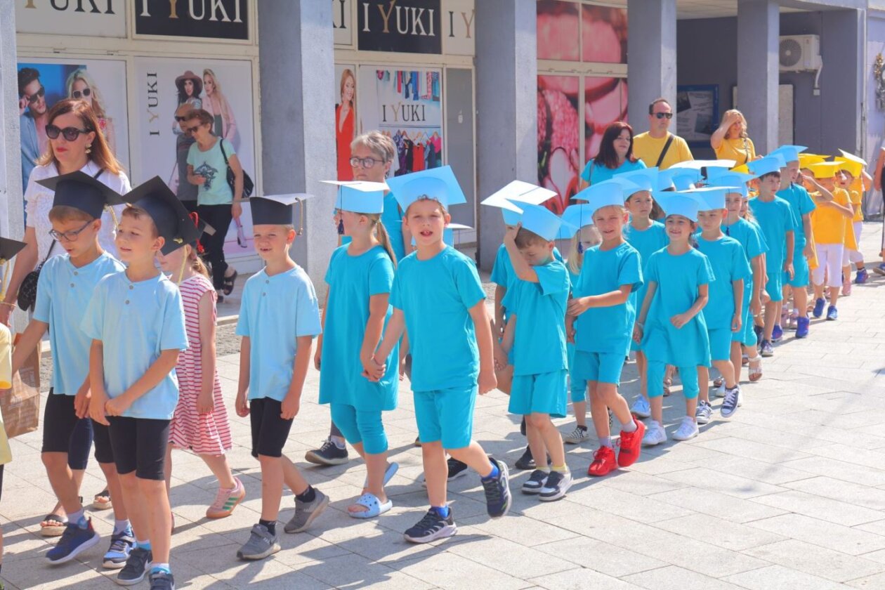 SVEČANI OPROŠTAJ Mali vrtićki maturanti oprostili se mimohodom i dirljivom svečanošću (6)