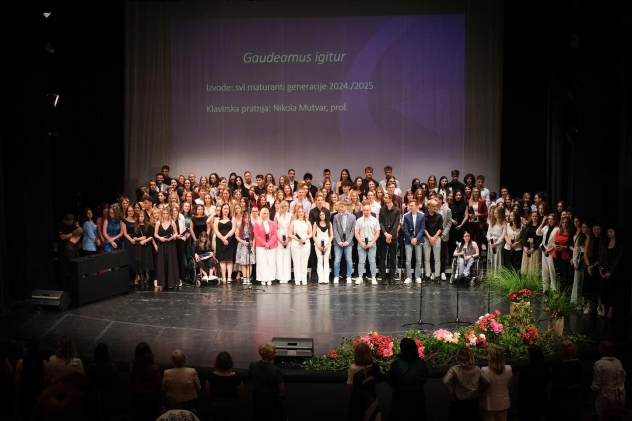 SVEČANI OPROŠTAJ Maturanti čakovečke gimnazije rekli zbogom s puno emocija (1)