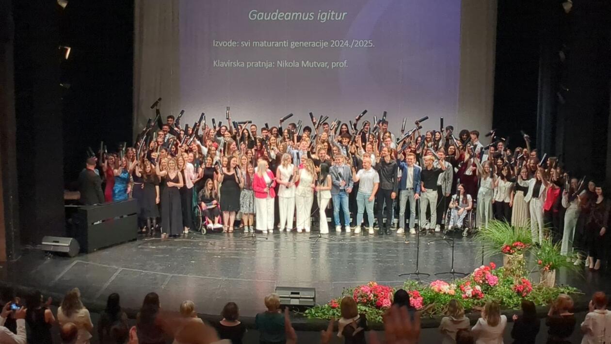 SVEČANI OPROŠTAJ Maturanti čakovečke gimnazije rekli zbogom s puno emocija (11)