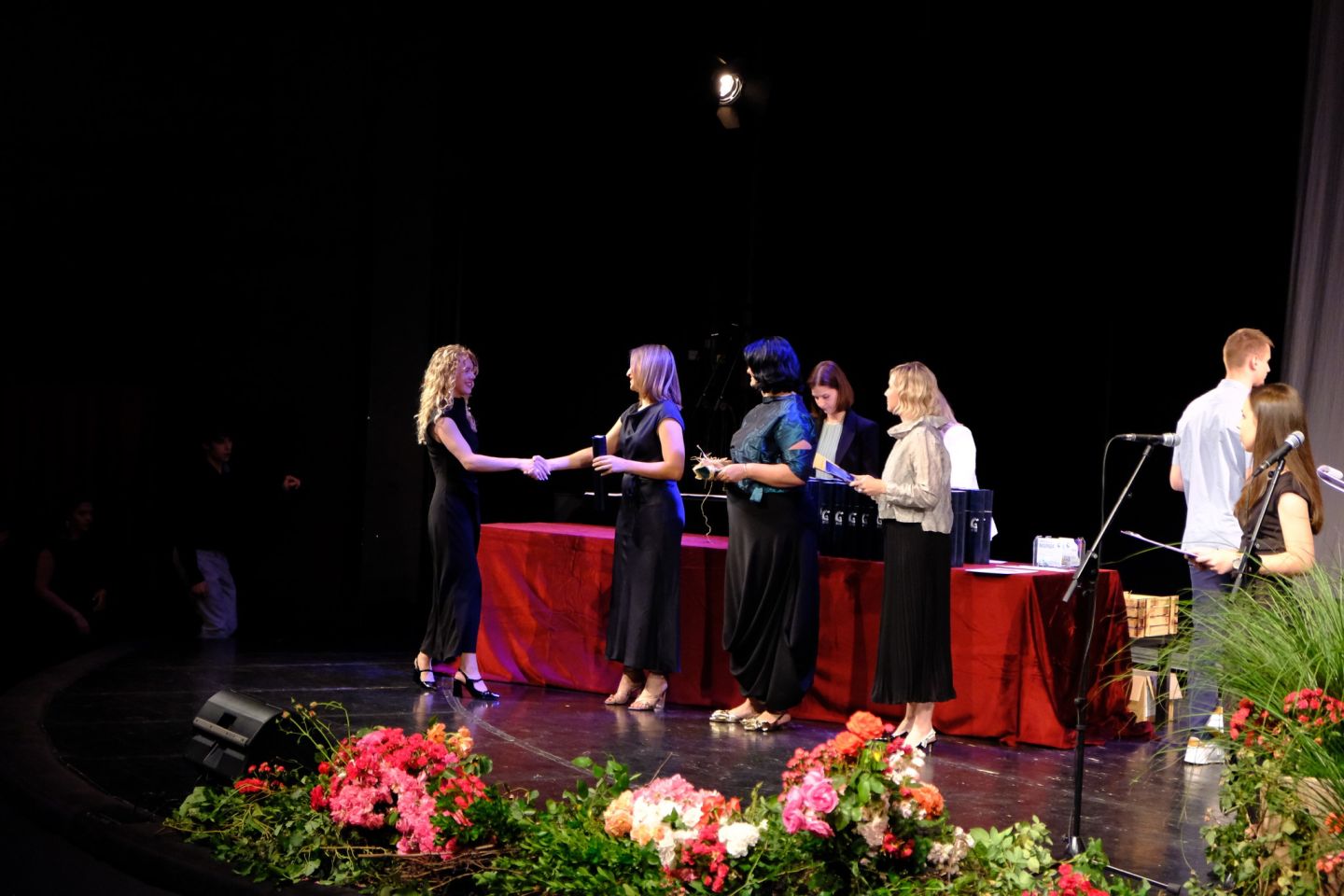 SVEČANI OPROŠTAJ Maturanti čakovečke gimnazije rekli zbogom s puno emocija (12) SVEČANI OPROŠTAJ Maturanti čakovečke gimnazije rekli zbogom s puno emocija (12)