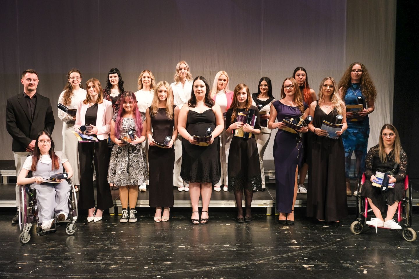 SVEČANI OPROŠTAJ Maturanti čakovečke gimnazije rekli zbogom s puno emocija (13) SVEČANI OPROŠTAJ Maturanti čakovečke gimnazije rekli zbogom s puno emocija (13)