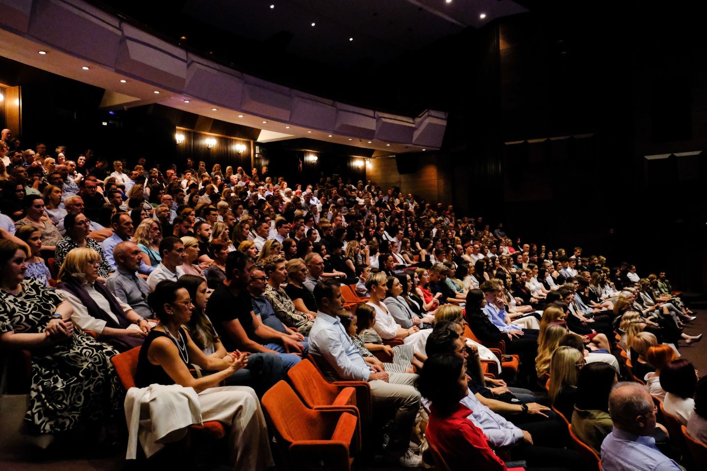 SVEČANI OPROŠTAJ Maturanti čakovečke gimnazije rekli zbogom s puno emocija (17) SVEČANI OPROŠTAJ Maturanti čakovečke gimnazije rekli zbogom s puno emocija (17)