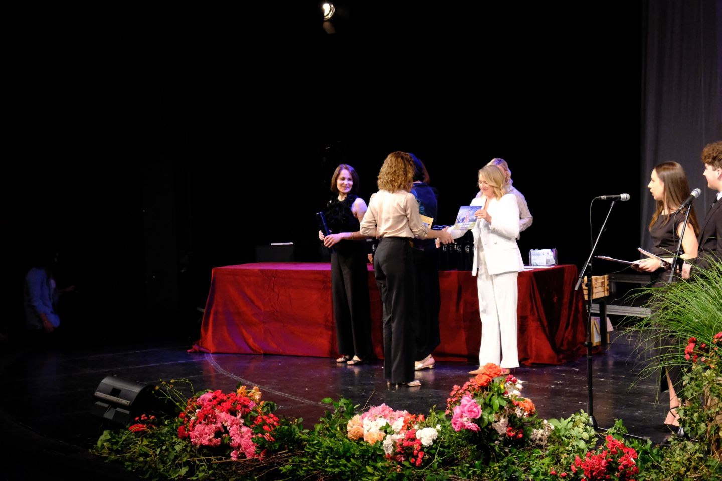 SVEČANI OPROŠTAJ Maturanti čakovečke gimnazije rekli zbogom s puno emocija (18) SVEČANI OPROŠTAJ Maturanti čakovečke gimnazije rekli zbogom s puno emocija (18)