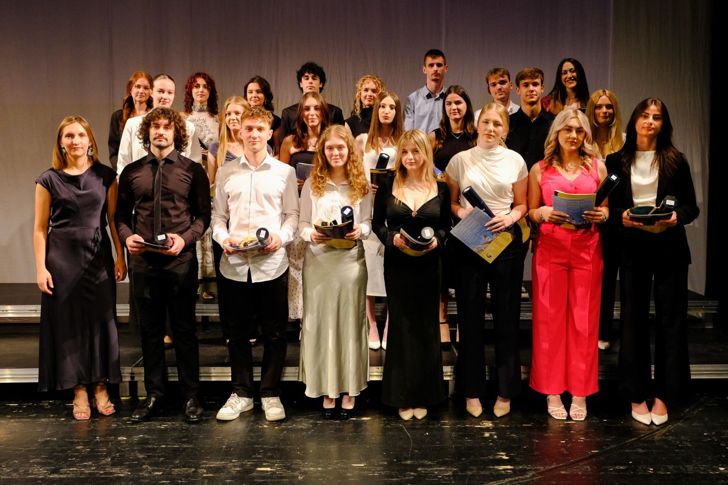 SVEČANI OPROŠTAJ Maturanti čakovečke gimnazije rekli zbogom s puno emocija (19) SVEČANI OPROŠTAJ Maturanti čakovečke gimnazije rekli zbogom s puno emocija (19)