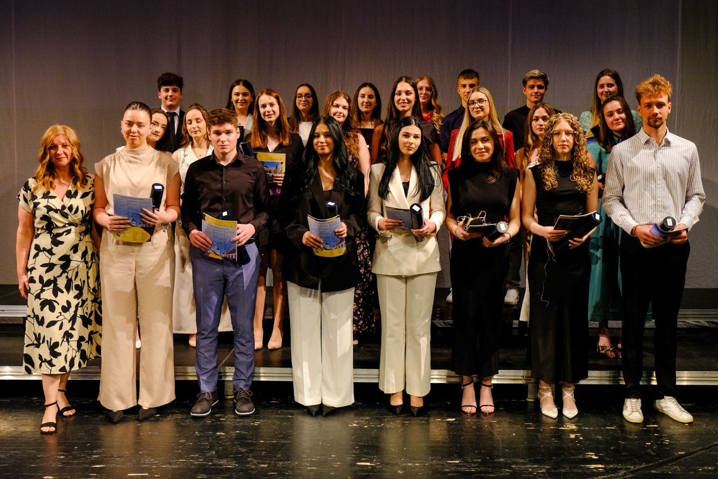 SVEČANI OPROŠTAJ Maturanti čakovečke gimnazije rekli zbogom s puno emocija (4) SVEČANI OPROŠTAJ Maturanti čakovečke gimnazije rekli zbogom s puno emocija (4)