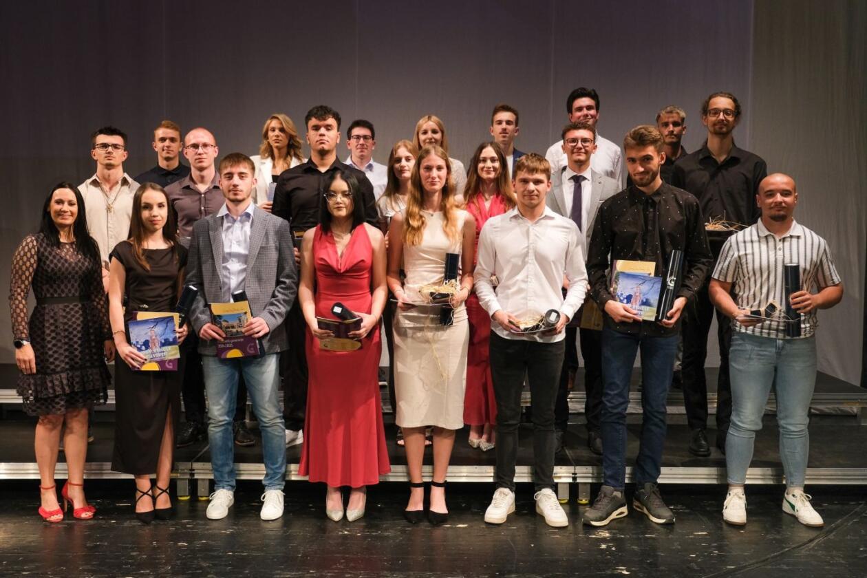 SVEČANI OPROŠTAJ Maturanti čakovečke gimnazije rekli zbogom s puno emocija (7)