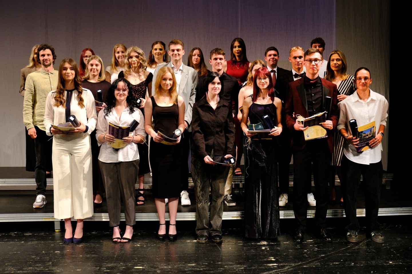 SVEČANI OPROŠTAJ Maturanti čakovečke gimnazije rekli zbogom s puno emocija (9) SVEČANI OPROŠTAJ Maturanti čakovečke gimnazije rekli zbogom s puno emocija (9)