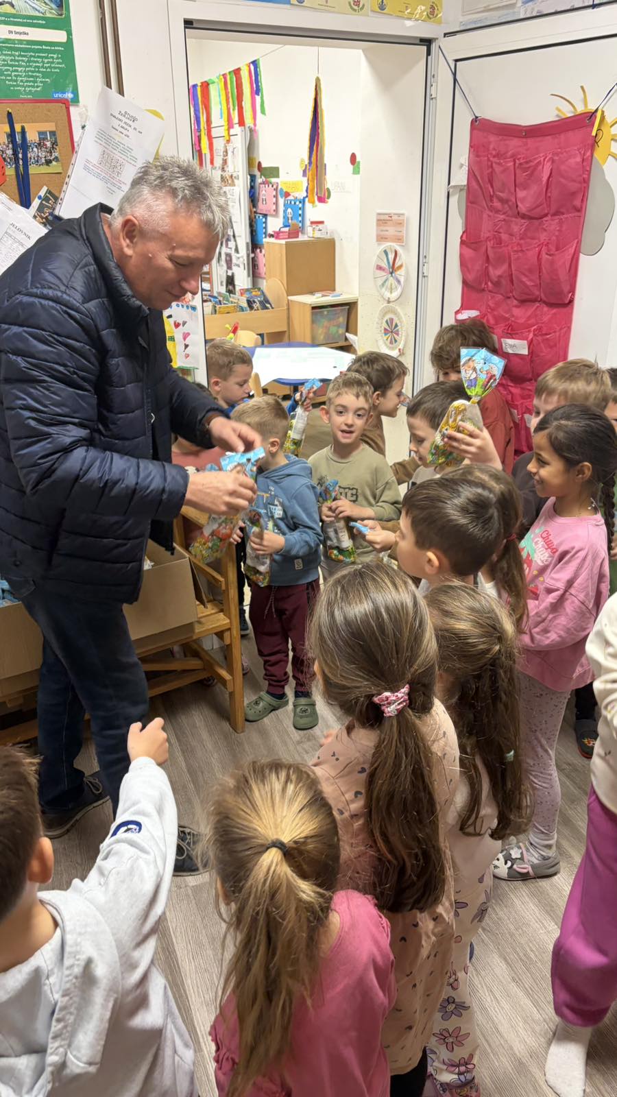 SVETI MARTIN NA MURI Načelnik Martin Srša razveselio djecu tradicionalnim uskrsnim paketićima (2)