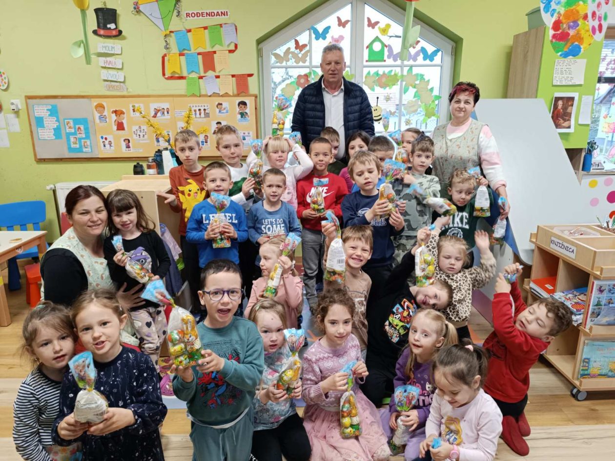 SVETI MARTIN NA MURI Načelnik Martin Srša razveselio djecu tradicionalnim uskrsnim paketićima (5)
