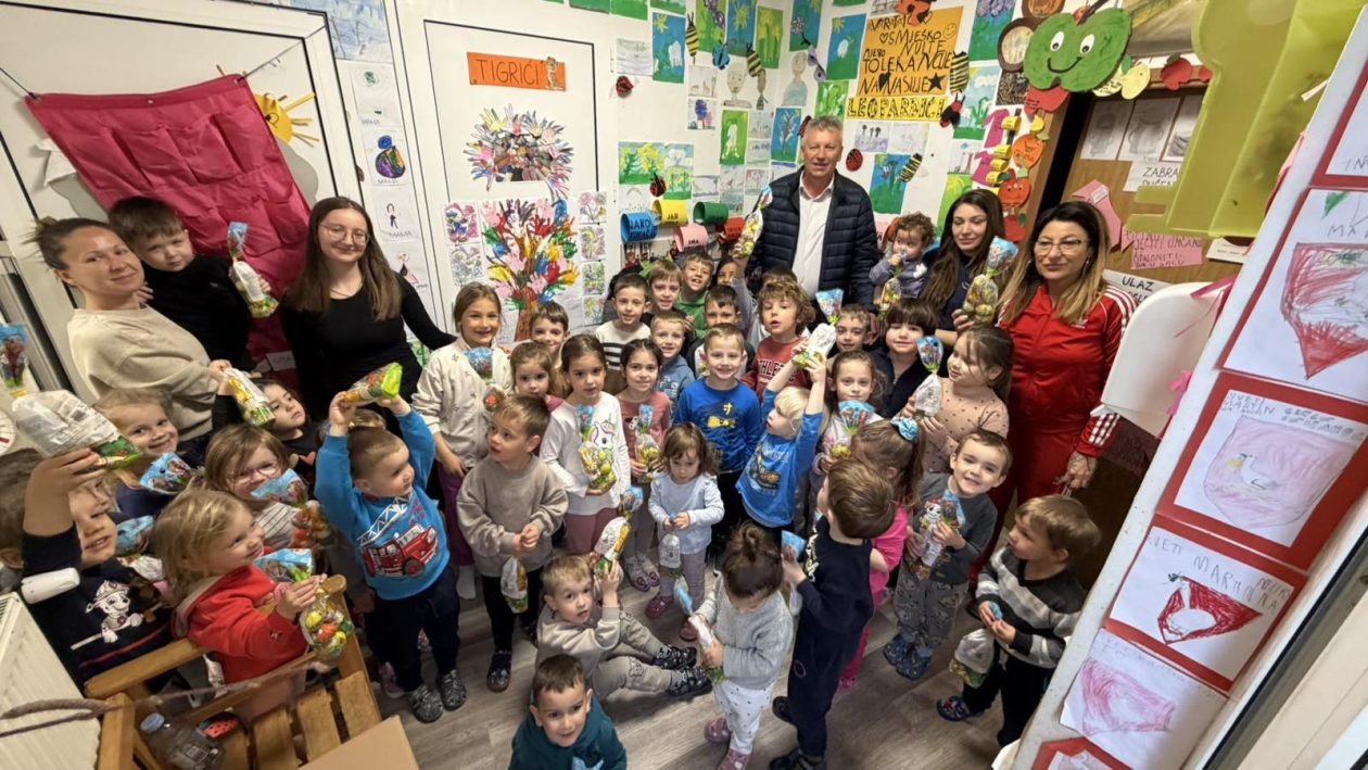 SVETI MARTIN NA MURI Načelnik Martin Srša razveselio djecu tradicionalnim uskrsnim paketićima (6)