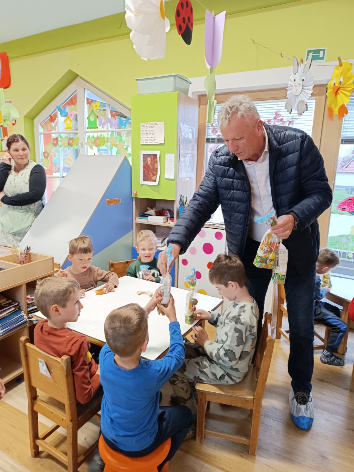 SVETI MARTIN NA MURI Načelnik Martin Srša razveselio djecu tradicionalnim uskrsnim paketićima (7)