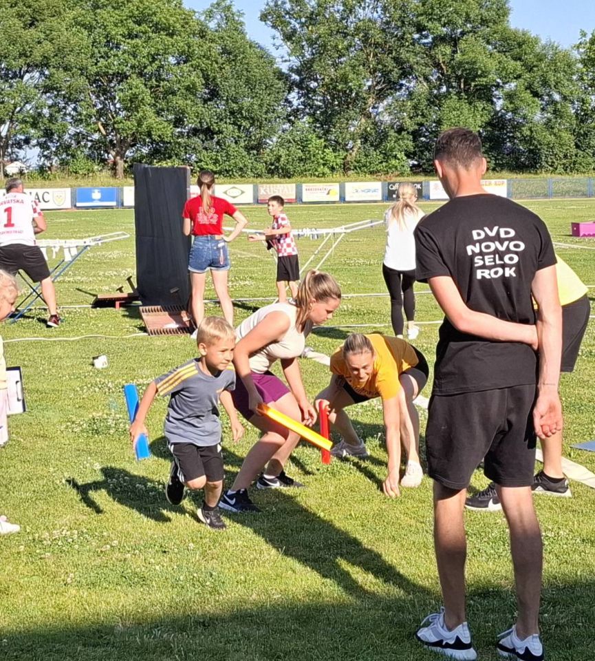 SVI ZA JEDNOG Seoska olimpijada u Novom Selu Rok puna osmijeha i dobre volje (12)