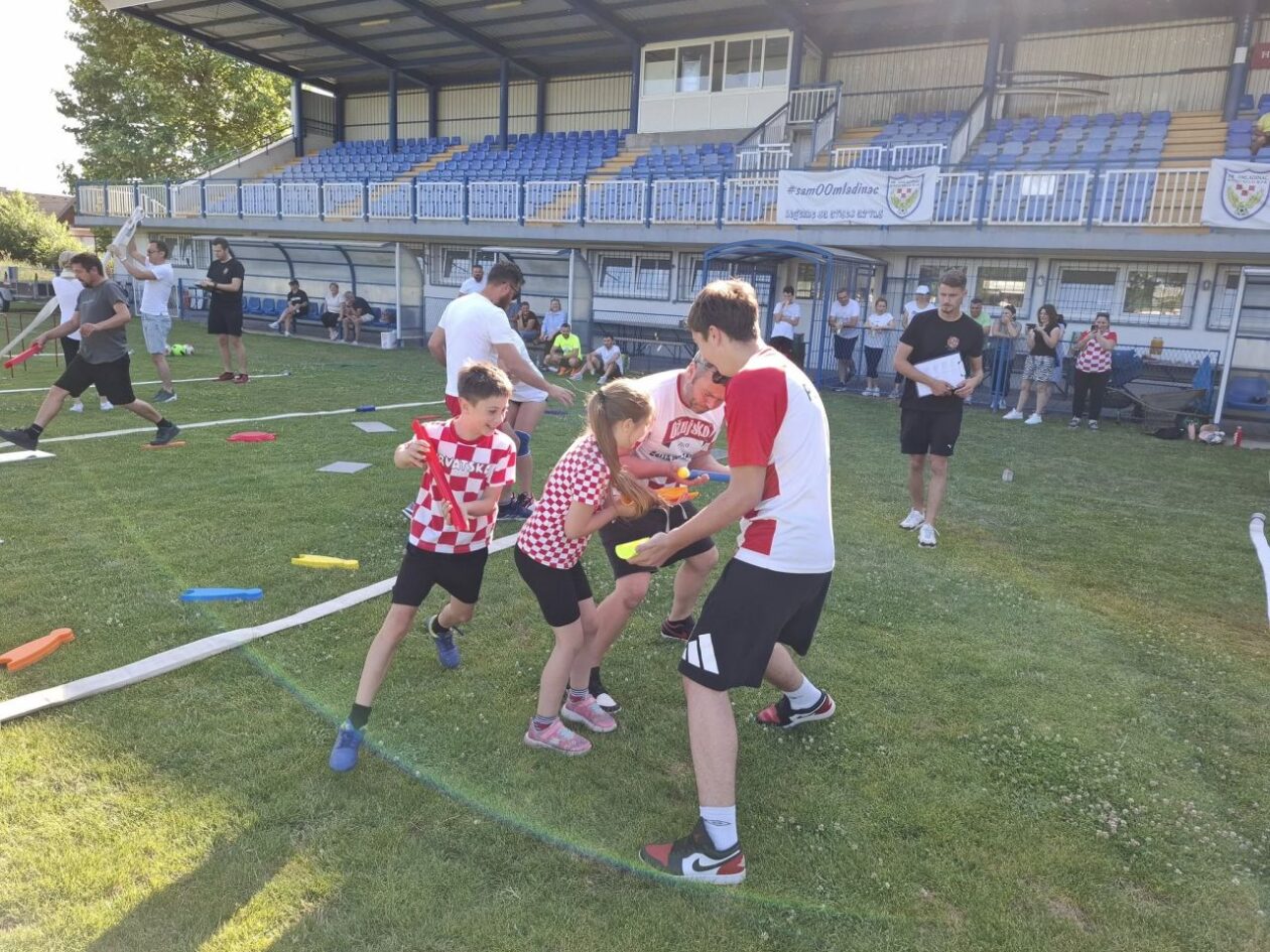 SVI ZA JEDNOG Seoska olimpijada u Novom Selu Rok puna osmijeha i dobre volje (14)