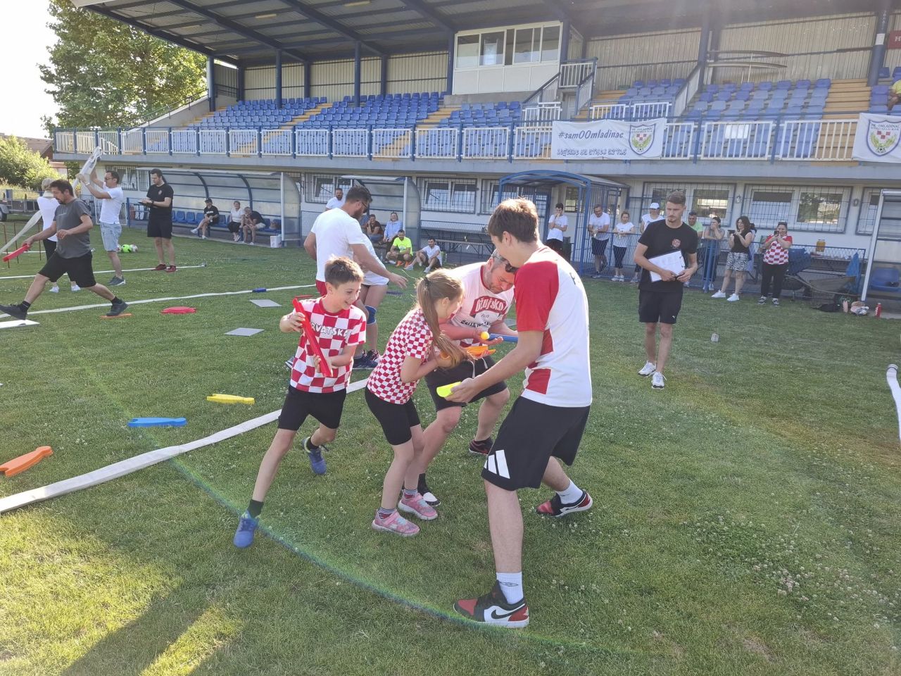 SVI ZA JEDNOG Seoska olimpijada u Novom Selu Rok puna osmijeha i dobre volje (14)