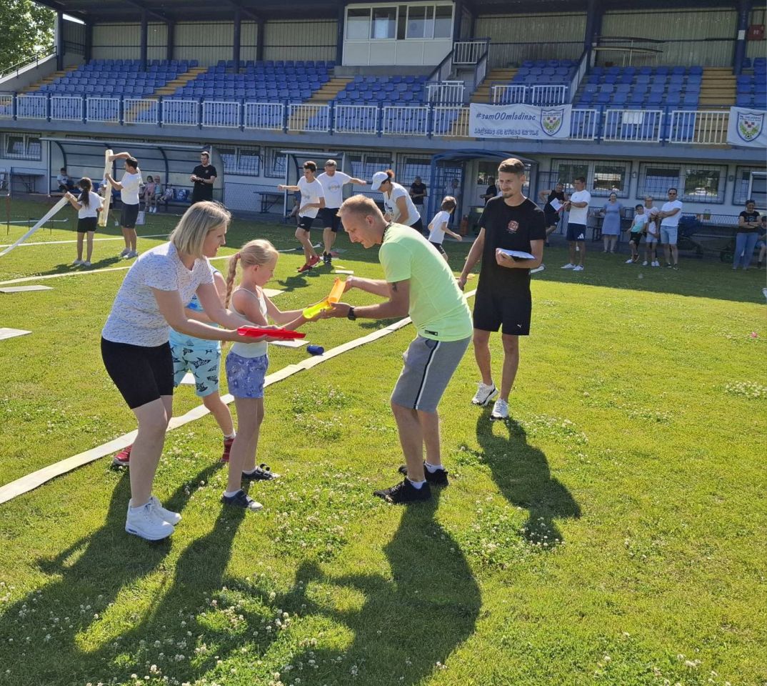 SVI ZA JEDNOG Seoska olimpijada u Novom Selu Rok puna osmijeha i dobre volje (4)