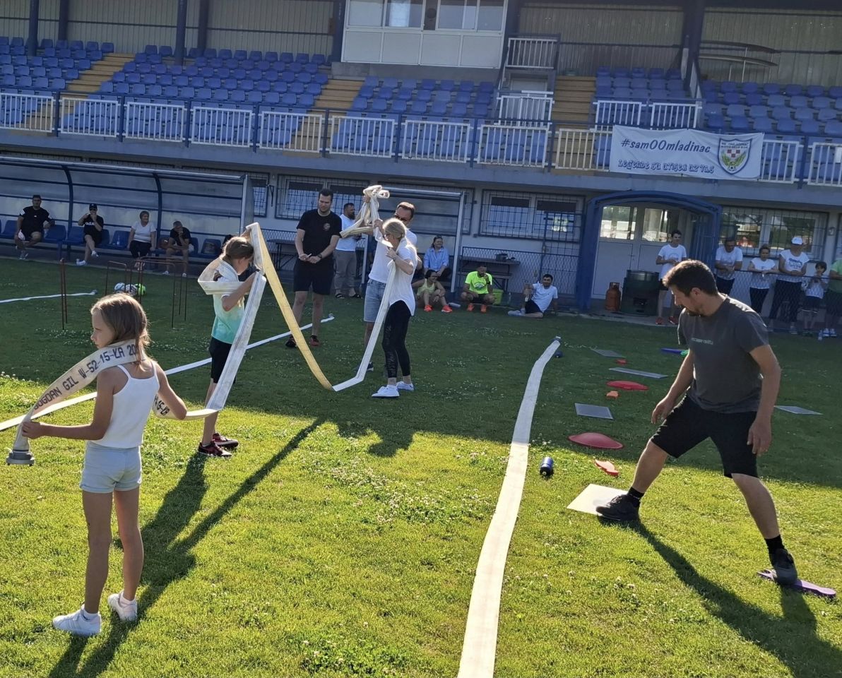 SVI ZA JEDNOG Seoska olimpijada u Novom Selu Rok puna osmijeha i dobre volje (8)
