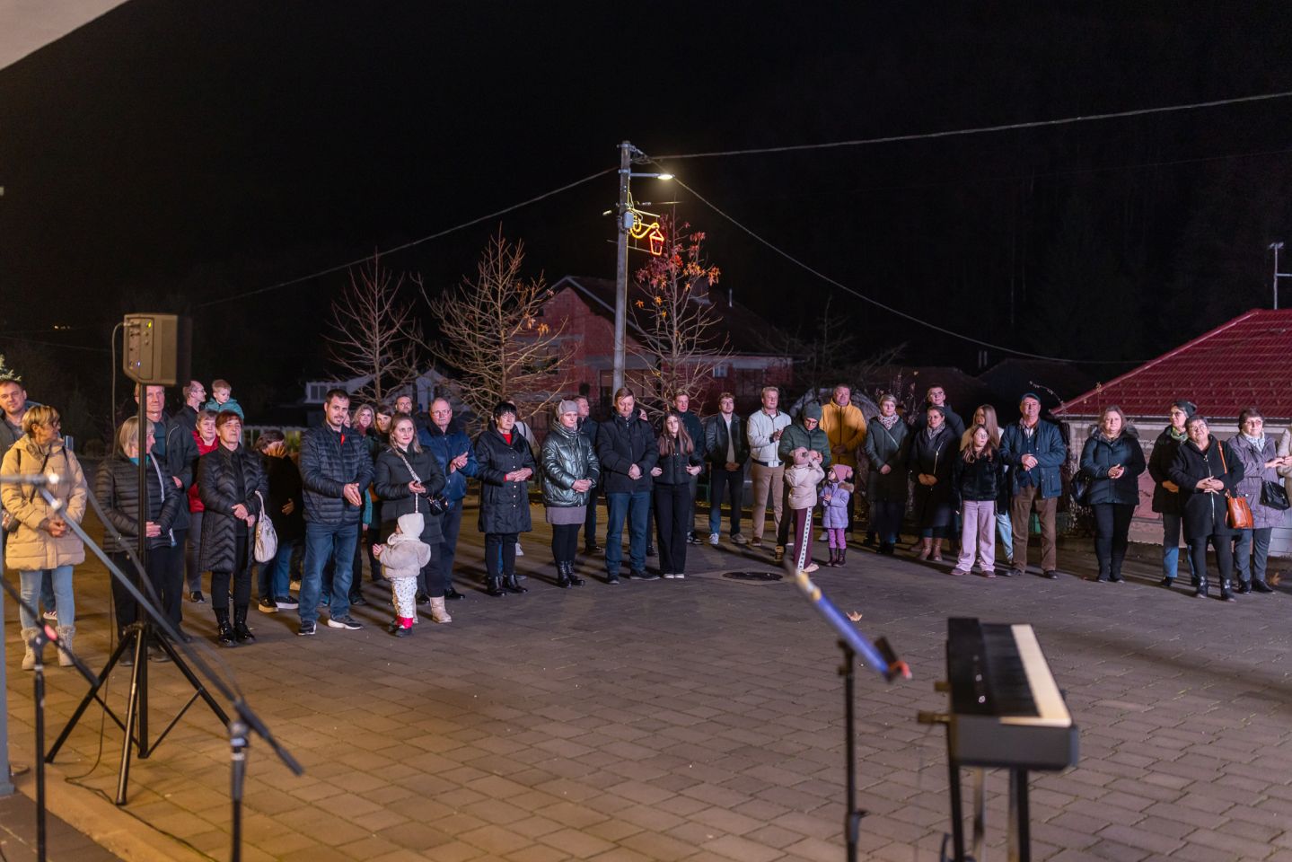SVIJEĆA MIRA Štrigova zasjala u drugom adventskom vikendu uz paljenje svijeće i božićni sajam (10) SVIJEĆA MIRA Štrigova zasjala u drugom adventskom vikendu uz paljenje svijeće i božićni sajam (10)