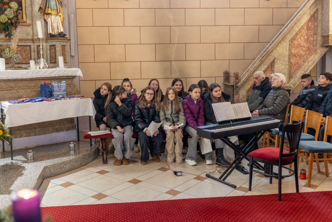 SVIJEĆA MIRA Štrigova zasjala u drugom adventskom vikendu uz paljenje svijeće i božićni sajam (33)