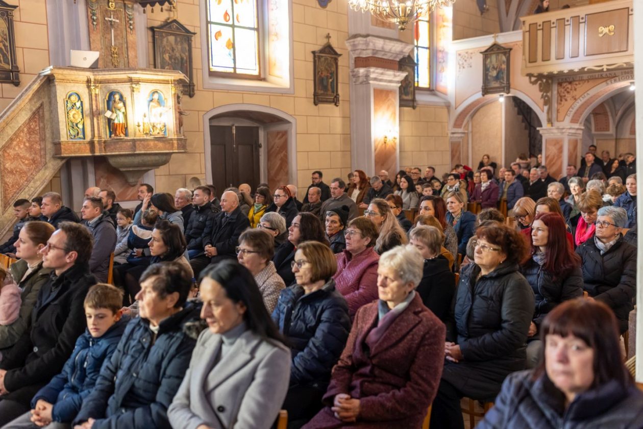 SVIJEĆA MIRA Štrigova zasjala u drugom adventskom vikendu uz paljenje svijeće i božićni sajam (34)