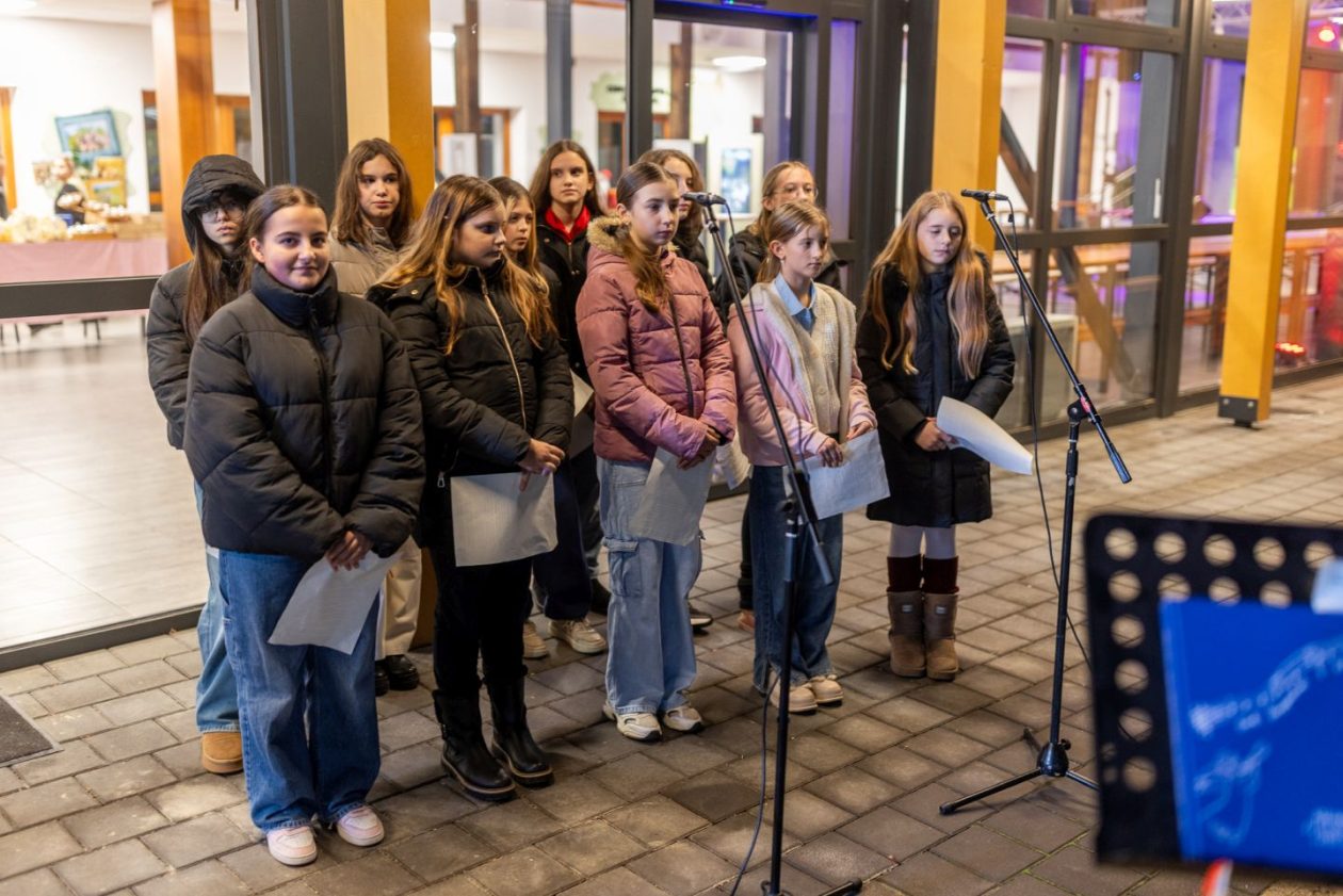 SVIJEĆA MIRA Štrigova zasjala u drugom adventskom vikendu uz paljenje svijeće i božićni sajam (41)