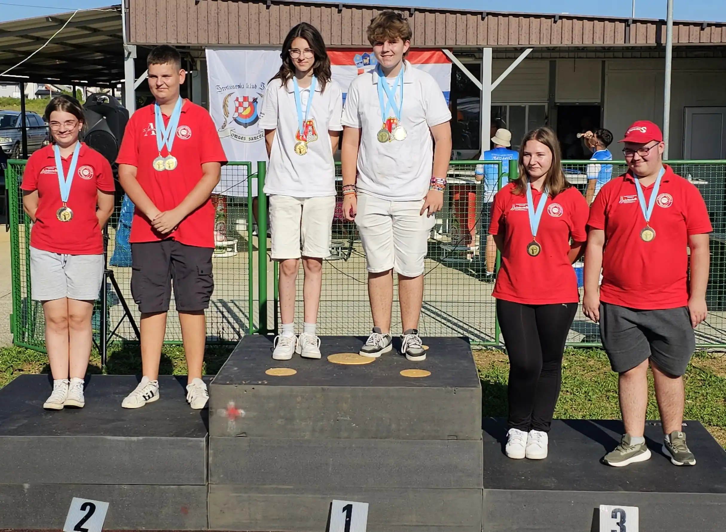 Sara Kelemenić i Teo Vičentijević na pobjedničkom postolju