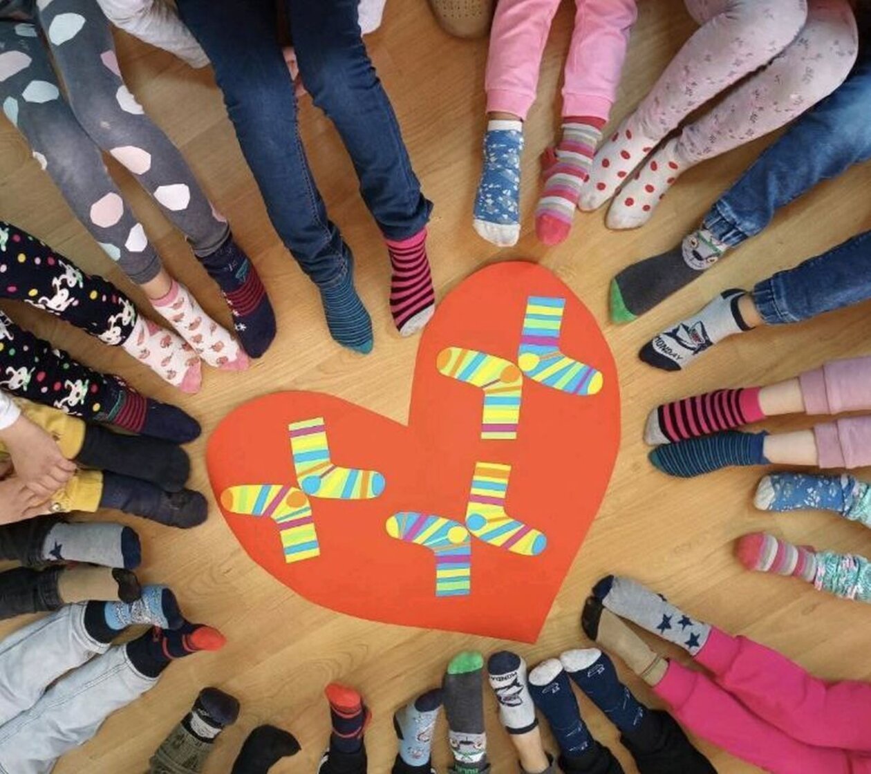 Šarene čarapice u Cipelici Djeca obilježila Međunarodni dan osoba s Down sindromom (1)