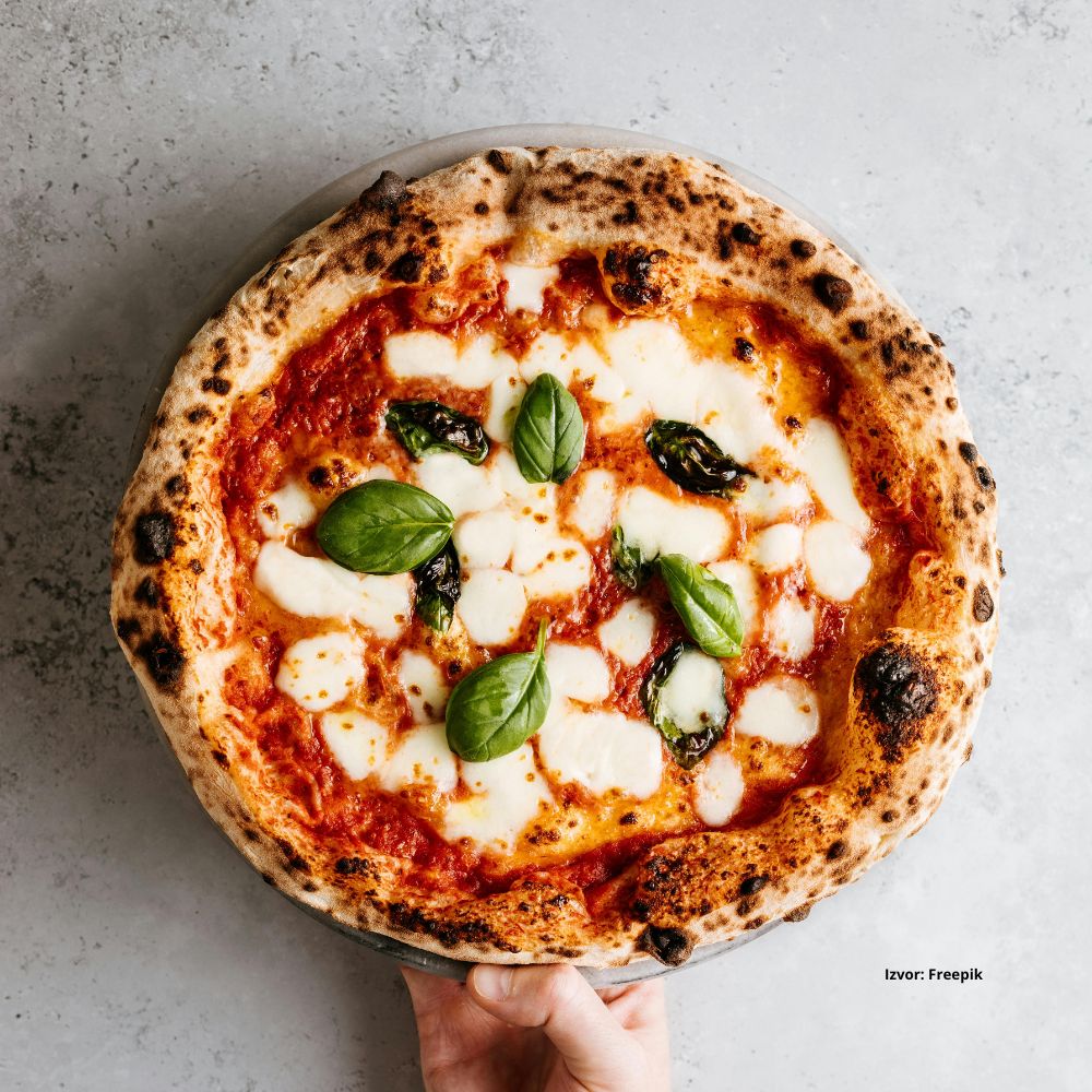 Savršeno pečena pizza u kuhinjskoj pećnici