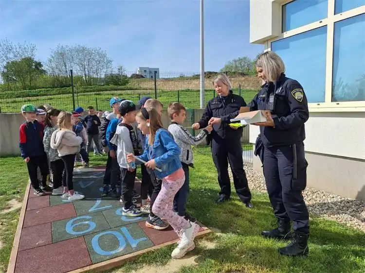 Selnički zvončići i policija (3) Selnički zvončići i policija (3)