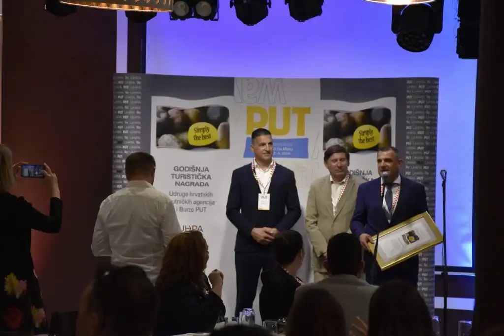 Simplythebest2024-512-1024×683