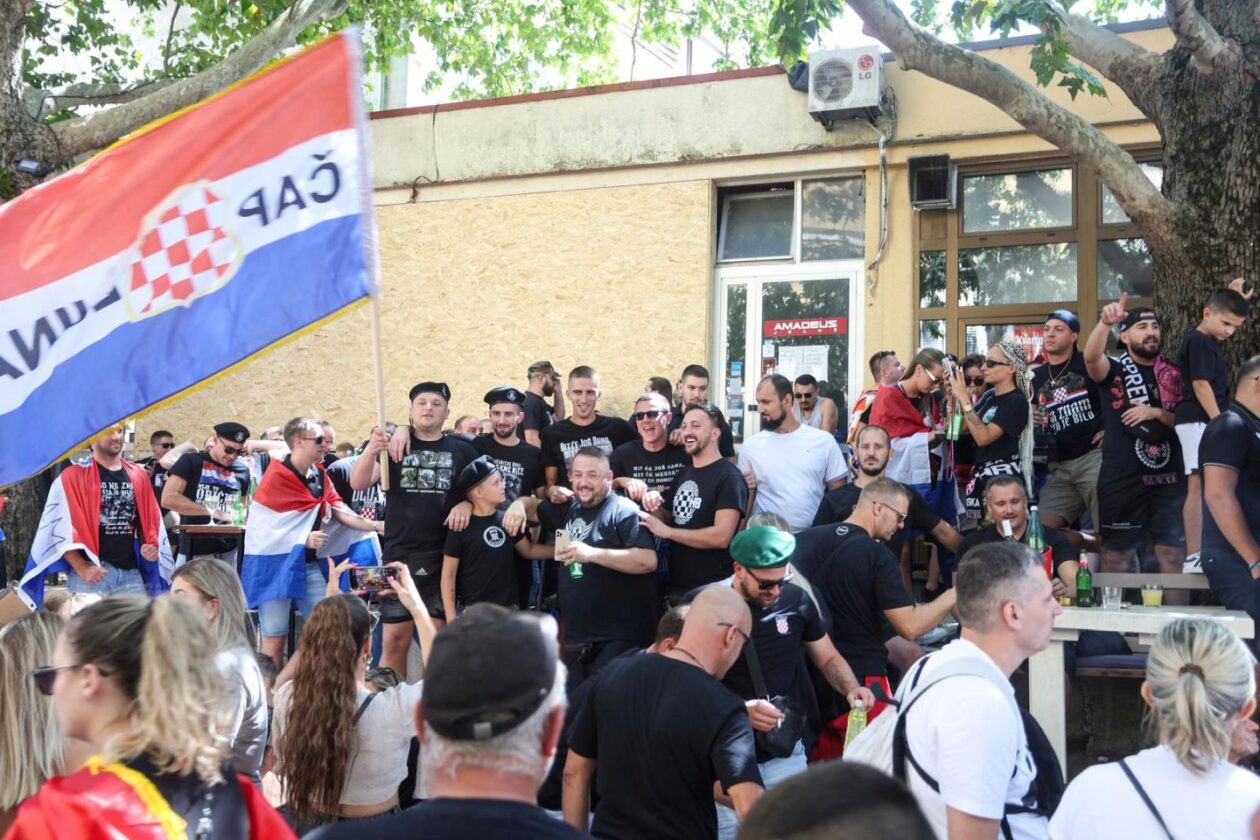 Brojni obožavatelji na ulicama Sinja uoči Thompsonovog koncerta