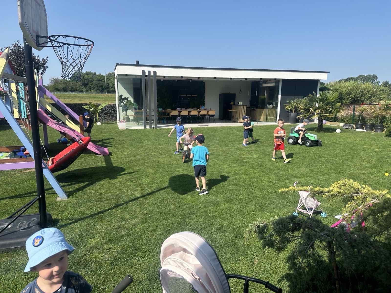 Skupina Pčelice u posjetu obitelji Koštarić (10)