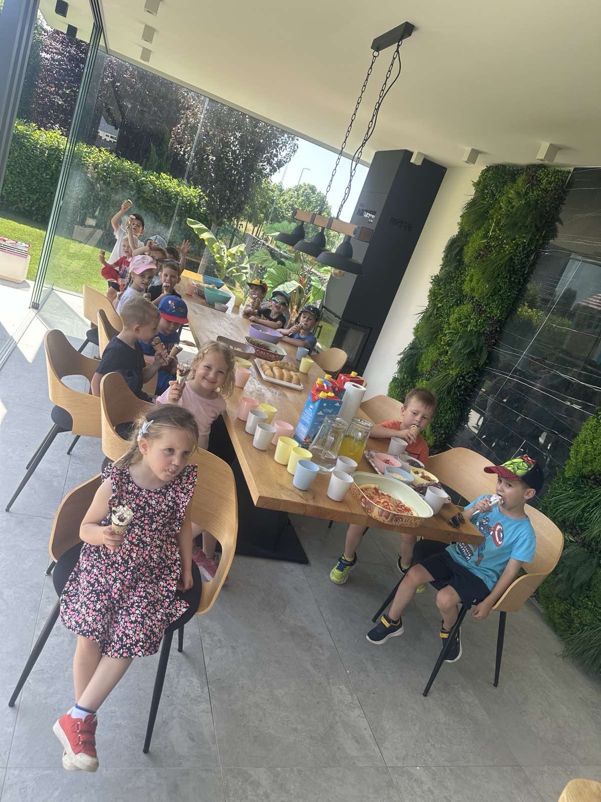 Skupina Pčelice u posjetu obitelji Koštarić (13)