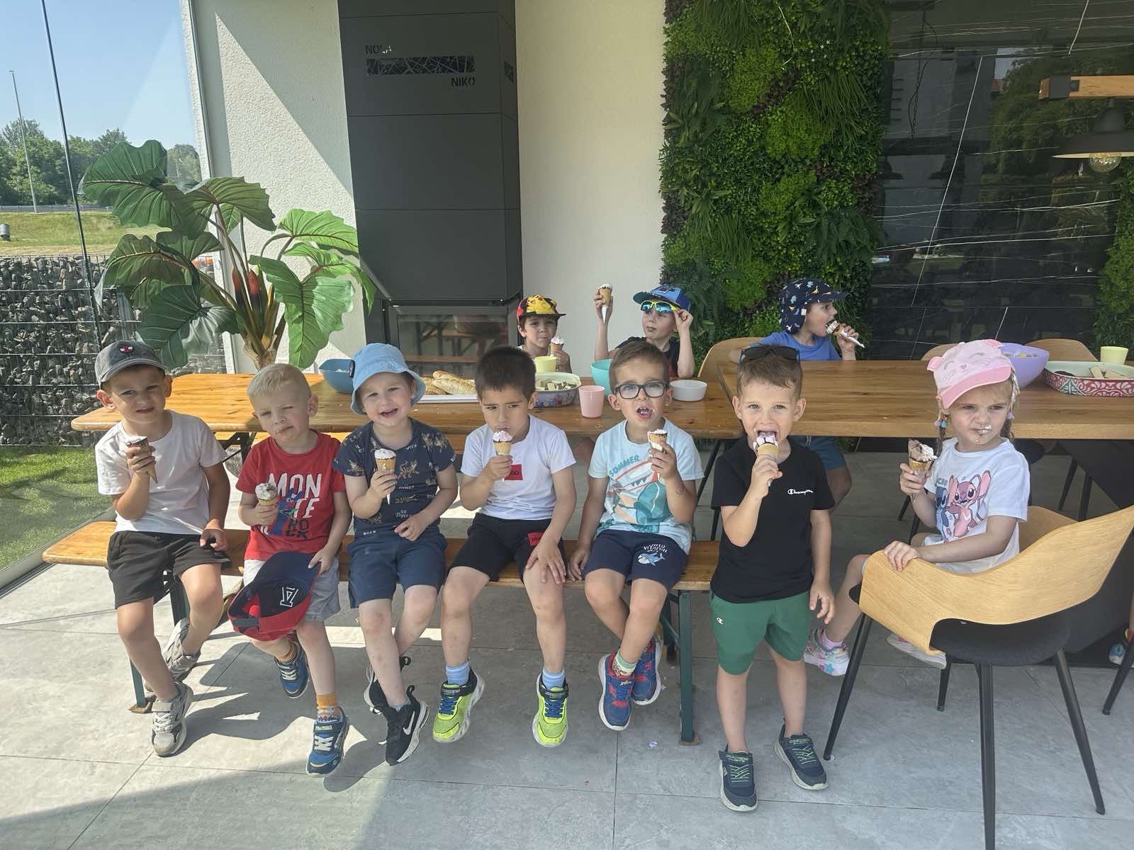 Skupina Pčelice u posjetu obitelji Koštarić (14)