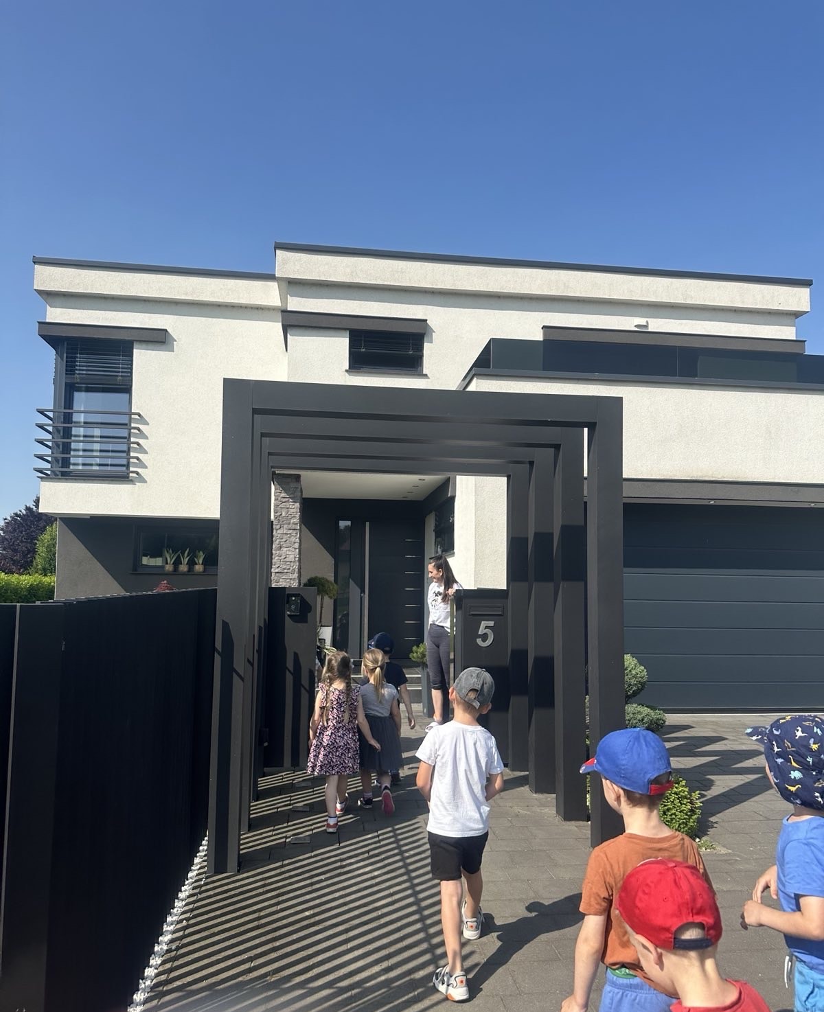 Skupina Pčelice u posjetu obitelji Koštarić (4)